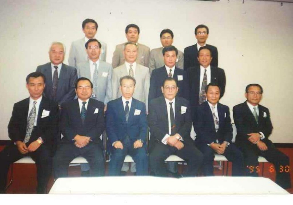 スーツ姿の男性が3列に並んだ集合写真